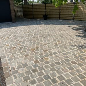 entree paves en gres multicolor - Allées de jardin